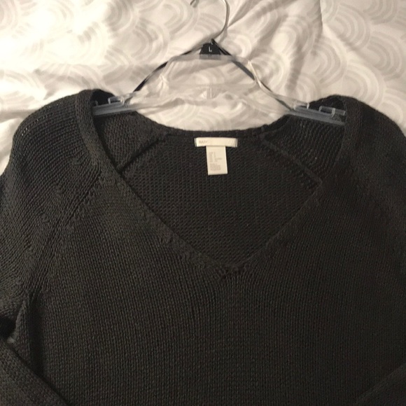 Knitted H&M V-neck sweater! Only worn once!! - Picture 3 of 4